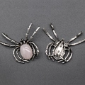 Spilla a ragno in argento vintage con incastonatura di gemma rosa ovale - Quarzo rosa