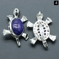 Broche colgante de tortuga plateada con gema púrpura sobre fondo gris con textura - Estilo Tortuga / Lapislázuli Tortuga