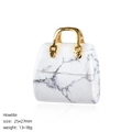 Colgante de mini bolso en piedra howlitablanca con asa dorada y vetas naturales - Howlita