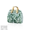 Colgante de mini bolso en jade verde natural con asa dorada y patrones de piedra real - Jade Hierba Verde