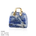 Colgante de bolso de sodalita natural con asa dorada y textura de mármol azul artesanal - Sodalita