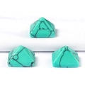 Trois pierres pyramides turquoise avec matrice noire pour la création de bijoux et déco - 14mm / Turquoise Bleue (Synthétique)