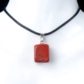 Collar con colgante cuadrado de jaspe rojo natural y cordón de cera negra tejido - Solo colgante (sin cadena) / Jaspe Rojo