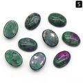 Cabujones de rubí zoisita natural ovalados con motas verdes y púrpuras sobre fondo blanco - Rubí en Zoizita (13X18mm)