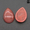 Cabochon en quartz fraise rose en forme de poire montrant le dessus poli et le fond plat - Quartz Cerise Synthétique (18×25mm)