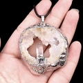 Pendentif tranche de géode d'agate avec cristal et bordure en métal argenté - Cristal blanc