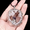 Pendentif tranche d'agate géode naturelle avec cristal violet et bord argenté - Améthyste