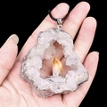 Pendentif tranche de géode d'agate argentée avec quartz jaune sur cordon noir - Citrine