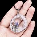 Pendentif géode d'agate naturelle avec cristal violet et bordure argentée - Pierre de Sable Bleu