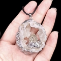 Pendentif géode d'agate avec cristaux blancs et bord argenté sur cordon noir - Pyrite