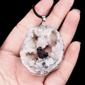 Pendentif géode naturelle avec cristal noir et bord argenté sur cordon noir - Tourmaline Noire