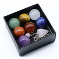 Set de piedras de chakra yoga con 7 esferas de cristal y colgante de cuarzo rosa en caja negra - Bolas Multicolor Y Péndulo En Caja