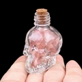 Mini botella de calavera de vidrio rellena de cuarzo rosa natural con tapón de corcho - Cuarzo rosa
