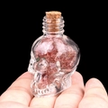 Mini bouteille en verre en forme de crâne remplie de cristaux roses et bouchon de liège - Quartz Fraise