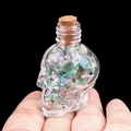 Mini bouteille en verre en forme de crâne remplie de pierres naturelles vertes et liège - Amazonite