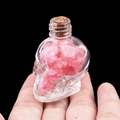 Flacon tête de mort en verre rempli de cristaux d'améthyste rose avec bouchon liège - Quartz Rose Foncé