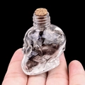 Flacon tête de mort en verre avec éclats de pierres grises et bouchon en liège naturel - Quartz fumé