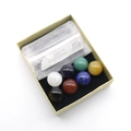 Chakra-Kristall-Set mit sieben polierten Edelsteinkugeln und einer weißen Quarzsäule - Chakra Kugeln Mit Bergkristall Säule Stil