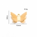 Detailweergave van gouden vlinder hanger met getextureerde vleugels en 15mm afmeting - Vlinder / Goud