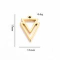 Detail van gouden driehoek hanger met afmetingen 17mm en gewichtsspecificaties van 0,6g - Driehoek / Goud