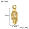 Detaillierte Nahaufnahme des goldenen Fatima-Hand-Anhängers mit Auge und Zirkon-Stein - Klarer Stein Hand der Fatima Anhänger (BP3649B1)