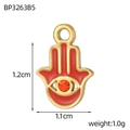 Détail montrant les dimensions du pendentif main de Hamsa en émail rouge et doré - Red Enamel Hamsa Hand Pendant (BP3263B5)