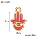 Detailansicht des Hand der Fatima Anhängers in Gold mit rosa Zirkon und Maßen - Rosa Emaille Stil (BP3263B4)