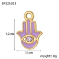 Detailsicht des lilafarbenen Hamsa-Anhängers mit Zirkon-Inlay und Maßenangaben - Violetter Emaille Stil (BP3263B3)