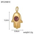 Vue macro du pendentif Main de Fatma dorée avec pierre violette, 1,2 cm par 0,9 cm - Pendentif Main De Fatma Pierre Fuchsia Translucide (BP3290B10)