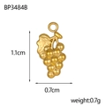 Vue macro détaillée d'un pendentif raisin doré de 1,1 cm avec feuille et bélière - Pendentif Raisin Doré (BP3484B)