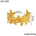 Dettaglio ravvicinato del bracciale dorato a stella marina con finitura testurizzata e diametro - Bracciale Aperto a Maglie Stella Marina Oro (BZ1338B)