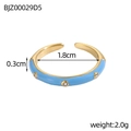 Dettaglio anello dorato con smalto azzurro e pietre di zircone con micro-incastonatura - Stile Pietra Blu Chiaro (BJZ00029D5)