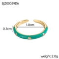Dettaglio anello dorato con smalto verde e zirconi che mostra la misura di 1,8 cm - Stile Pietra Verde (BJZ00029D6)