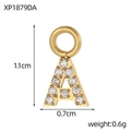 Vue détaillée du pendentif lettre A dorée avec zircons, dimensions 1,1 cm par 0,7 cm - Style Lettre A (XP1879DA)