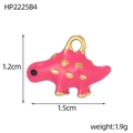 Détail macro du pendentif dinosaure en émail rose et accents dorés, 1,5cm x 1,2cm - Style Dinosaure Rose Vif (HP2225B4)
