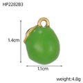 Primer plano detallado del colgante de pera esmaltado verde con medidas 1,4 cm por 1,1 cm - Estilo de Manzana Verde Esmeralda (HP2282B3)