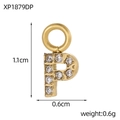 Détail macro du pendentif lettre P plaqué or 14K avec dimensions 1,1cm x 0,6cm - Style Lettre P (XP1879DP)