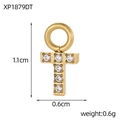 Détail macro du pendentif lettre T en or avec zircons et mesures du produit - Style Lettre T (XP1879DT)