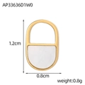 Detail van 1,2 cm x 0,8 cm gouden ovale hanger met schelpinlay en maataanduidingen - Rechthoekige Gespleten Schelp Hanger (AP33636D1W0)