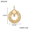 Detailansicht eines 2,1 cm goldenen runden Anhängers mit Hammerschlag und Kristall - Goldener Runder Gehämmerter Quadrat Strass Anhänger (BP2025D)