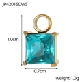 Vista macro dettagliata che mostra le dimensioni del ciondolo in zircone verde acqua 1x0,7 cm - Pendente quadrato in gemma blu-verde (JP42015DW5)