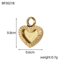 Makroaufnahme von 0,8x0,6cm goldenem Herzanhänger mit radialen Texturen und Mitte - Goldener Herz Strahlender Plissierter Anhänger (BP3021B)
