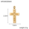Makro-Detail eines 2,2cm goldenen Edelstahl-Kreuzanhängers mit geometrischen Facetten - Goldener Kreuz Geprägter Geometrischer Anhänger (WP36903D0W0)