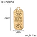 Detalle macro del colgante de ojo de acero dorado con relieve de luna y sol con medidas - Estilo Rectangular Ojo que todo lo ve Místico (AP41767D0W0)