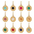 Pendentifs ronds en acier doré avec pierres naturelles et textures nervurées en 12 coloris - Lot de 12