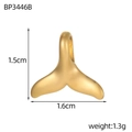 Detailansicht eines goldenen Walflossen-Anhängers mit Maßen 1,5cm x 1,6cm und 1,3g Gewicht - Mattes Fischschwanz Design (BP3446B)