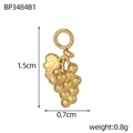 Makro-Detail eines 1,5 cm großen Weintrauben-Anhängers in Gold-Finish mit Blattdetails - Mattierte Trauben Design (BP3484B1)
