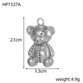 Détail macro du pendentif ours en acier inoxydable, hauteur 2,1 cm et largeur 1,3 cm - Forme d'Ours en Peluche (HP1537A)