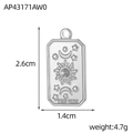 Nahaufnahme des Edelstahl Sonnen-Tarot-Anhängers mit Maßen von 2,6 cm mal 1,4 cm - Silber Sonne Mond Sterne Stil (AP43171AW0)