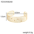 Dettaglio di un bracciale a polsino dorato con texture a strati e pietre di zircone - Martellato Cinque Strati Zircone (FZ35393D2A0) / Oro